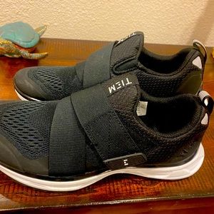 Tiem spin shoes size 7 like new only used 5 times. Just need the clips!